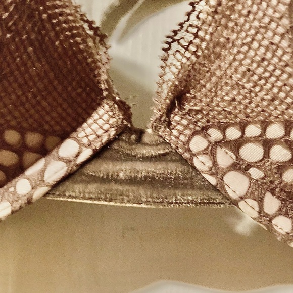 Victoria’s Secret plunge Bra with lace accents. - Picture 6 of 13